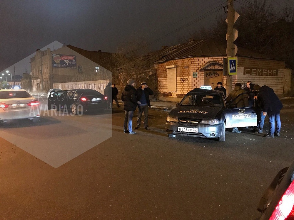 В Астрахани произошла серьёзная авария с участием такси
