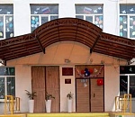 В Астрахани окна домов украсили российскими символами