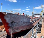 В Астрахани сухогруз подняли в плавучий док АСПО 
