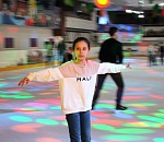 Ледовый каток в ТРЦ "Три кота" провожает зиму бесплатными блинами 