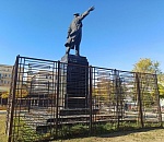 Астраханский памятник Кирову два года за решеткой и зарастает чертополохом