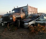 Под Астраханью иномарка с детьми врезалась в грузовик, есть пострадавшие