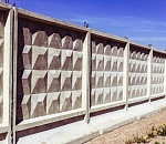 Опасный бетонный забор на Челябинской в Астрахани угрожает жизни воспитанников детского сада