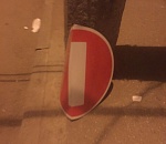 Ночью в Астрахани на Больших Исадах сбили знаки "Въезд запрещен" 