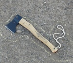 Астраханец разбил топором служебный полицейский автомобиль