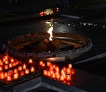 В Астрахани у Вечного огня прошла ночная акция «Свеча памяти» 