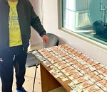 В Астрахани мужчину попросили купить сигареты, а тот снял с чужой карты более 400 тысяч рублей 