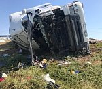 На астраханской трассе перевернулась фура. Водитель погиб