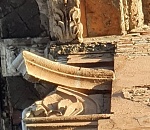 Астраханцы боятся, что облицовка здания в центре города рухнет кому-нибудь на голову