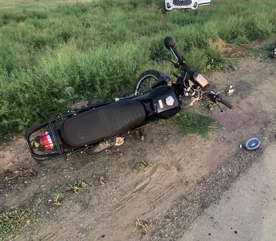 Под Астраханью автомобиль сбил 15-летнюю девочку-мотоциклистку