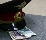 Оперативники задержали астраханского полицейского за взятку