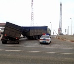 Под Астраханью полиция эвакуировала волгоградский грузовик с завалившимся прицепом