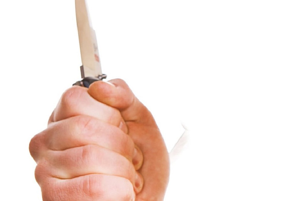 Астраханец, размахивая ножом перед сотрудниками полиции, полоснул одного из них