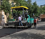 На улицах Астрахани укладывают быстросохнущий асфальт