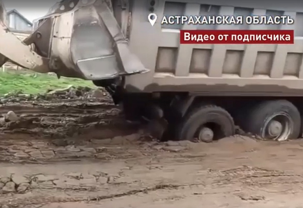 Большегрузы уничтожили дорогу на окраине Астрахани