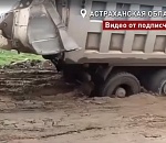 Большегрузы уничтожили дорогу на окраине Астрахани