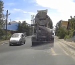 В Астрахани наказали водителя бетономешалки, испортившего новую дорогу