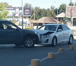 В Астрахани на пустой парковке лоб в лоб столкнулись две иномарки