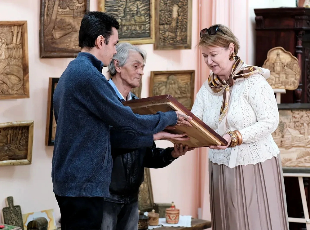 Оригинальную икону передали в дар астраханскому Дому ремесел