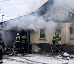 На правобережье Астрахани загорелись два жилых дома