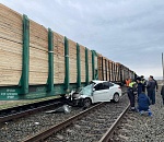 Астраханская полиция назвала причину столкновения поезда и легковушки