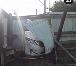 Астраханцы сообщают о пьяном водителе, который протаранил забор частного дома