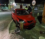 В Астрахани автоледи, пытаясь избежать столкновения с другим авто, въехала в столб на тротуаре