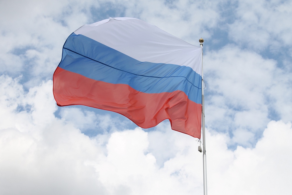 Торжественное поднятие флага ко Дню России в Астрахани. Фото