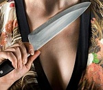 Астраханка, ударившая ножом 17-летнего сына за излишнее внимание к своей подруге, пошла под суд