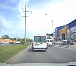 В Астрахани дорожный знак "напал" на маршрутку. Видео