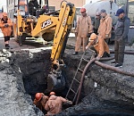 В Астрахани на улице Трофимова устраняют крупную коммунальную аварию