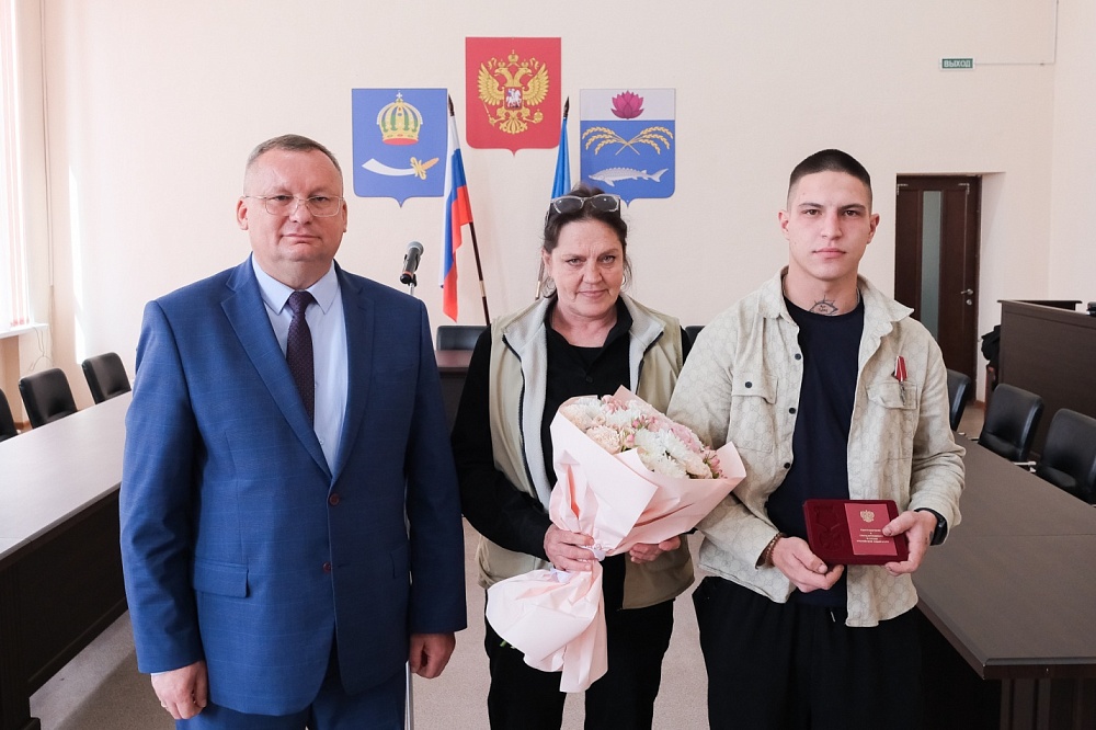 Игорь Мартынов вручил ордена Мужества астраханцам-героям СВО