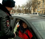 На астраханских дорогах дежурит "цветочный патруль"