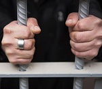 В Астрахани заключенный чуть не прибил сотрудника тюрьмы табуретками