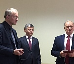 Коммунисты наградили Олега Шеина медалью и шоколадками