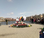 Астраханцы, пришедшие на митинг в поддержку Кемерово, не смогли сдержать слез