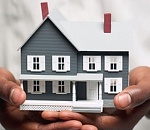 В Астрахани у жилого дома разрушилась крыша, УК закрыла на это глаза