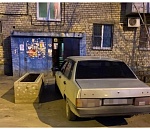 В Астрахани легковушка забаррикадировала вход в подъезд и выход из него