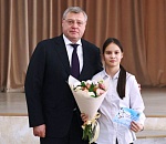 Ко Дню науки астраханский губернатор вручил нагрудные знаки юным «курчатовцам»