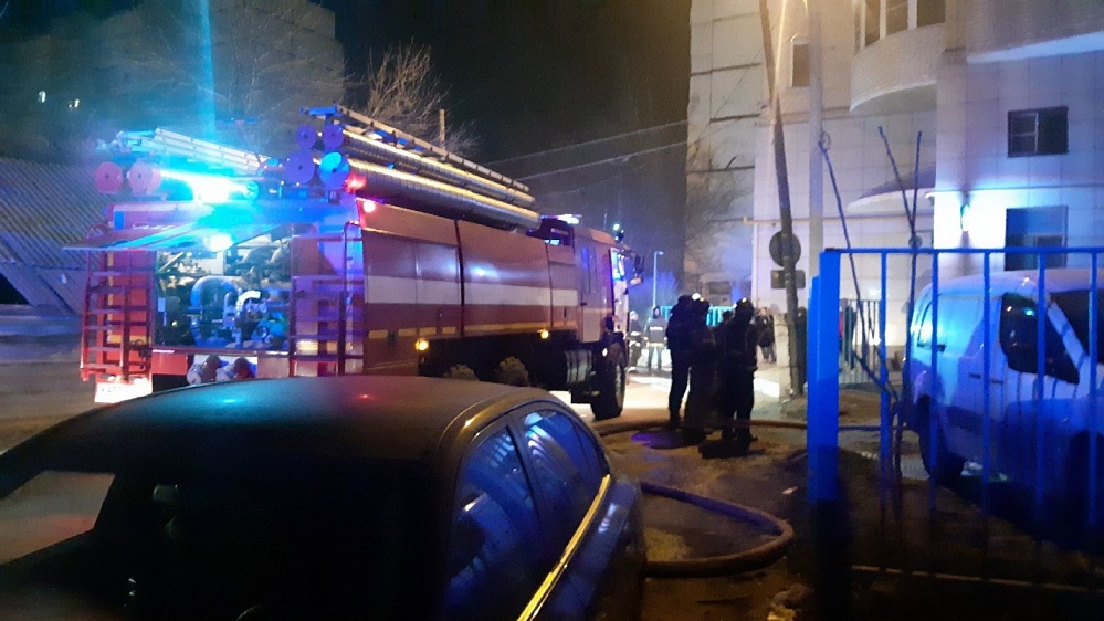 В ночном пожаре в Астрахани пострадали мужчина и маленький ребенок  