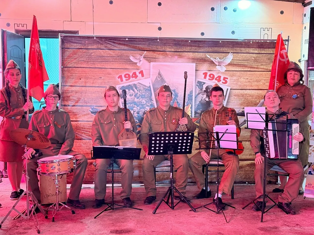 Артисты центра им. Курмангазы отправились по Астраханской области поздравлять ветеранов