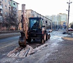 В Астрахани коммунальные службы устраняют наледь на улицах, возникшей из-за водопроводных аварий