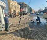 В центре Астрахани убирают рекламные конструкции
