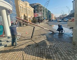 В центре Астрахани убирают рекламные конструкции
