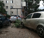 В Астрахани на машины упали оборванные провода