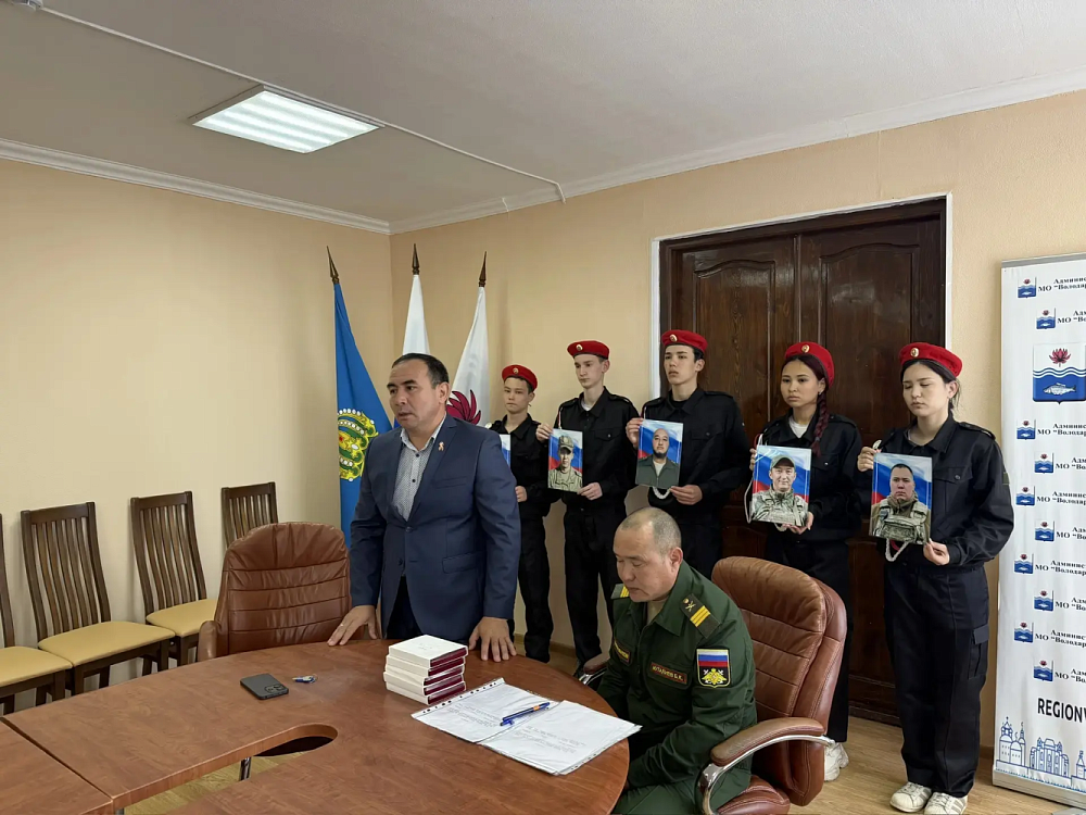Ордена и медали погибших бойцов передали астраханским семьям