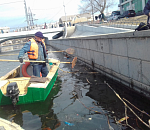 В Астрахани от мусора очищают каналы