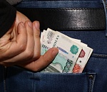 Астраханец закупился алкоголем, сигаретами и продуктами на чужие деньги