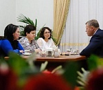 Губернатор Игорь Бабушкин выпил чаю с Аленой Губановой, Марией Пермяковой и Натальей Бутузовой