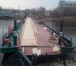 В Астрахани на понтонном мосту установили пешеходный помост